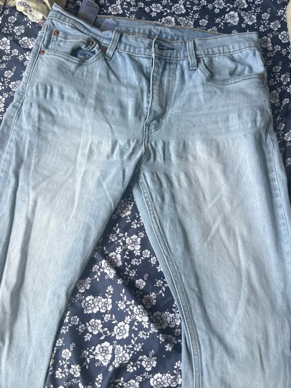 Levi's Light Wash Men's Relaxed Jeans - Classic Back Pocket